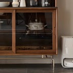 Buffet moderne en bois avec comptoir en pierre et portes coulissantes