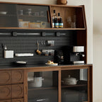 Buffet moderne en bois avec comptoir en pierre et portes coulissantes