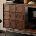 Buffet moderne en bois avec comptoir en pierre et portes coulissantes