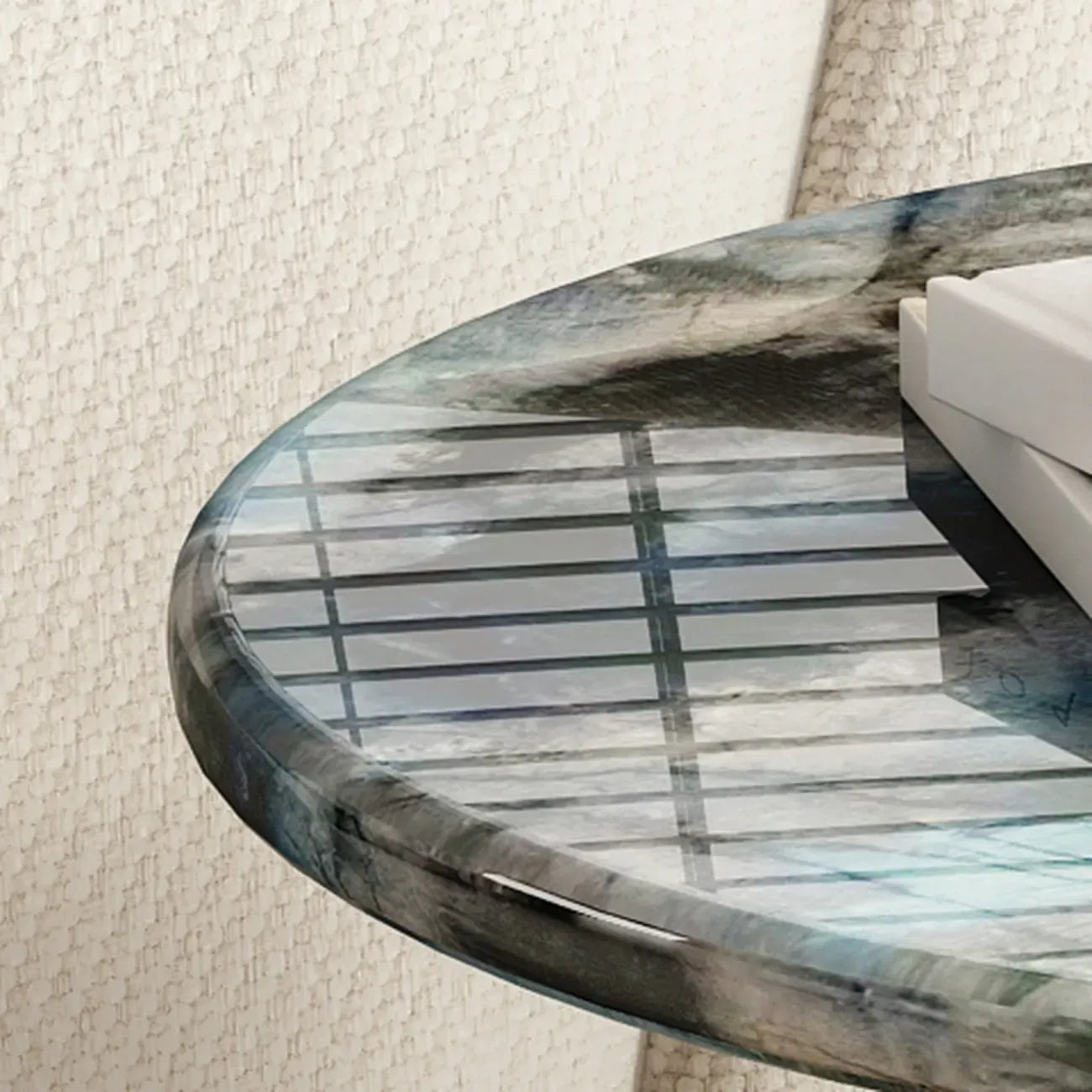 Table d'appoint ronde contemporaine avec plateau en marbre et piètement en métal