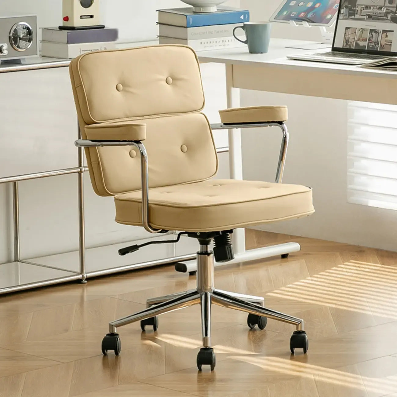 Fauteuil de bureau pivotant moderne en cuir avec accoudoirs