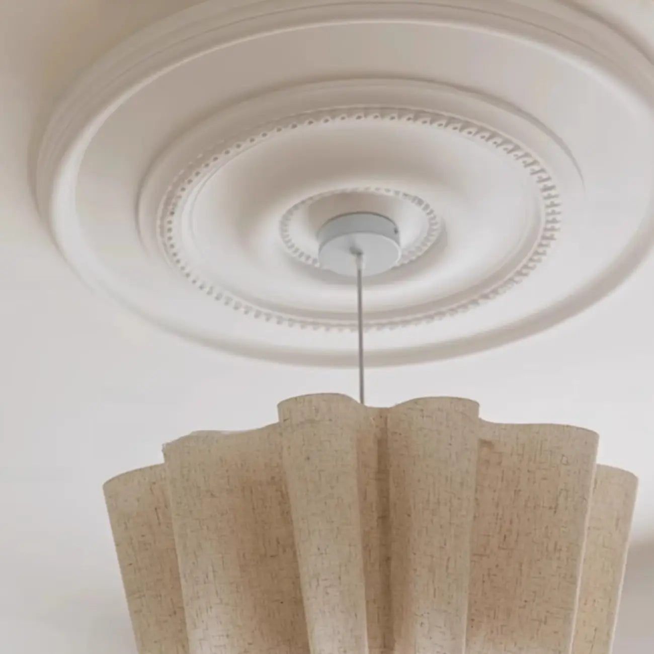 Lustre moderne en lin blanc à motif ondulé