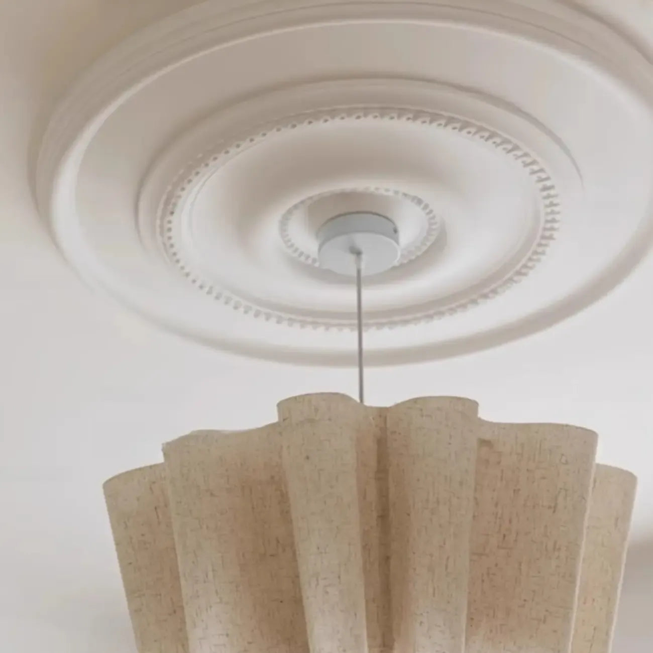 Lustre moderne en lin blanc à motif ondulé