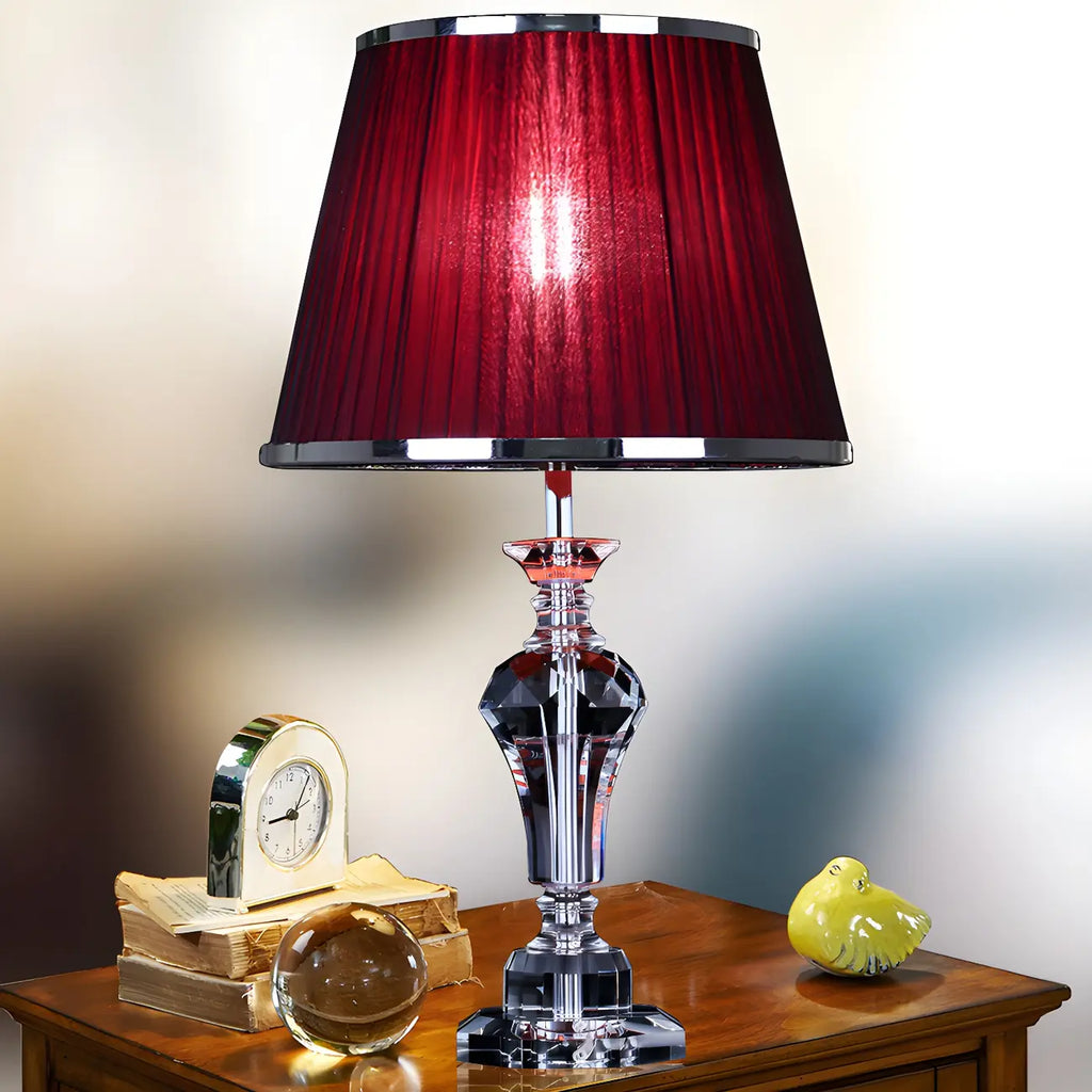 Lampe de table contemporaine en tissu rouge et pied en cristal
