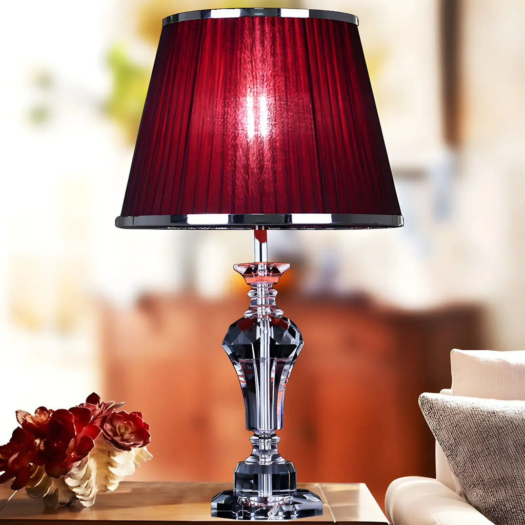 Lampe de table contemporaine en tissu rouge et pied en cristal