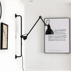 Applique murale à bras articulé en métal noir avec base en tréteau