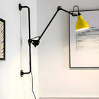 Applique murale à bras articulé en métal noir avec base en tréteau