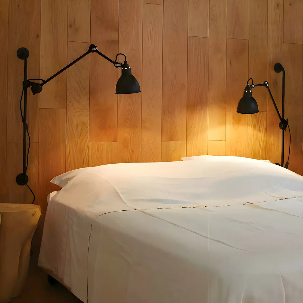 Applique murale à bras articulé en métal noir avec base en tréteau