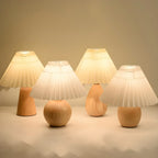 Lampe de table en bois massif beige nordique avec abat-jour conique en plastique et abat-jour conique.