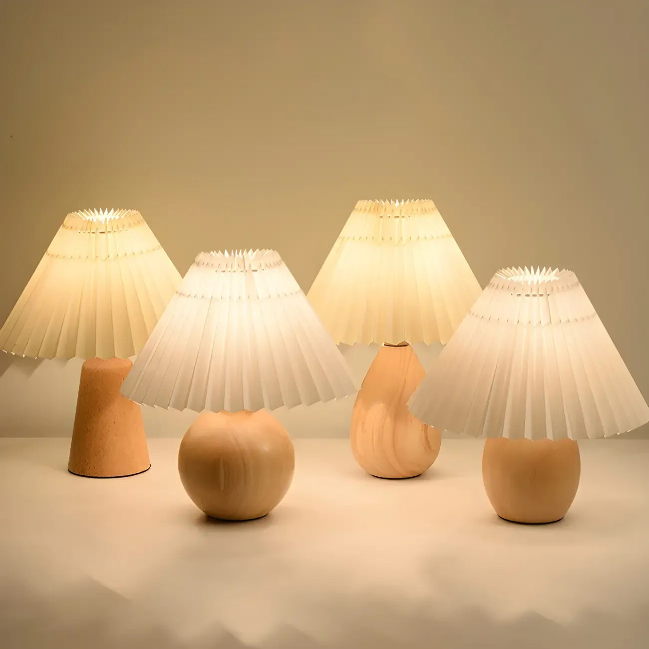 Lampe de table en bois massif beige nordique avec abat-jour conique en plastique et abat-jour conique.