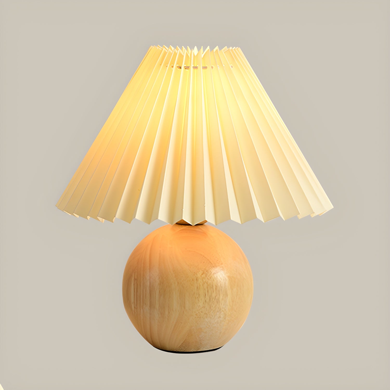 Lampe de table en bois massif beige nordique avec abat-jour conique en plastique et abat-jour conique.