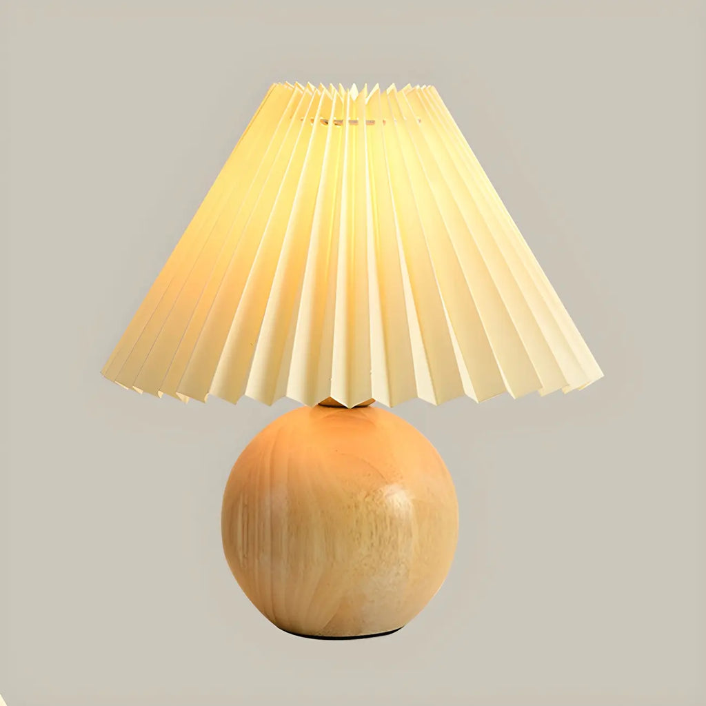 Lampe de table en bois massif beige nordique avec abat-jour conique en plastique et abat-jour conique.