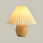 Lampe de table en bois massif beige nordique avec abat-jour conique en plastique et abat-jour conique.