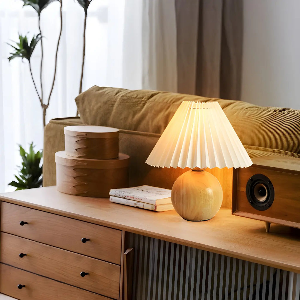 Lampe de table en bois massif beige nordique avec abat-jour conique en plastique et abat-jour conique.