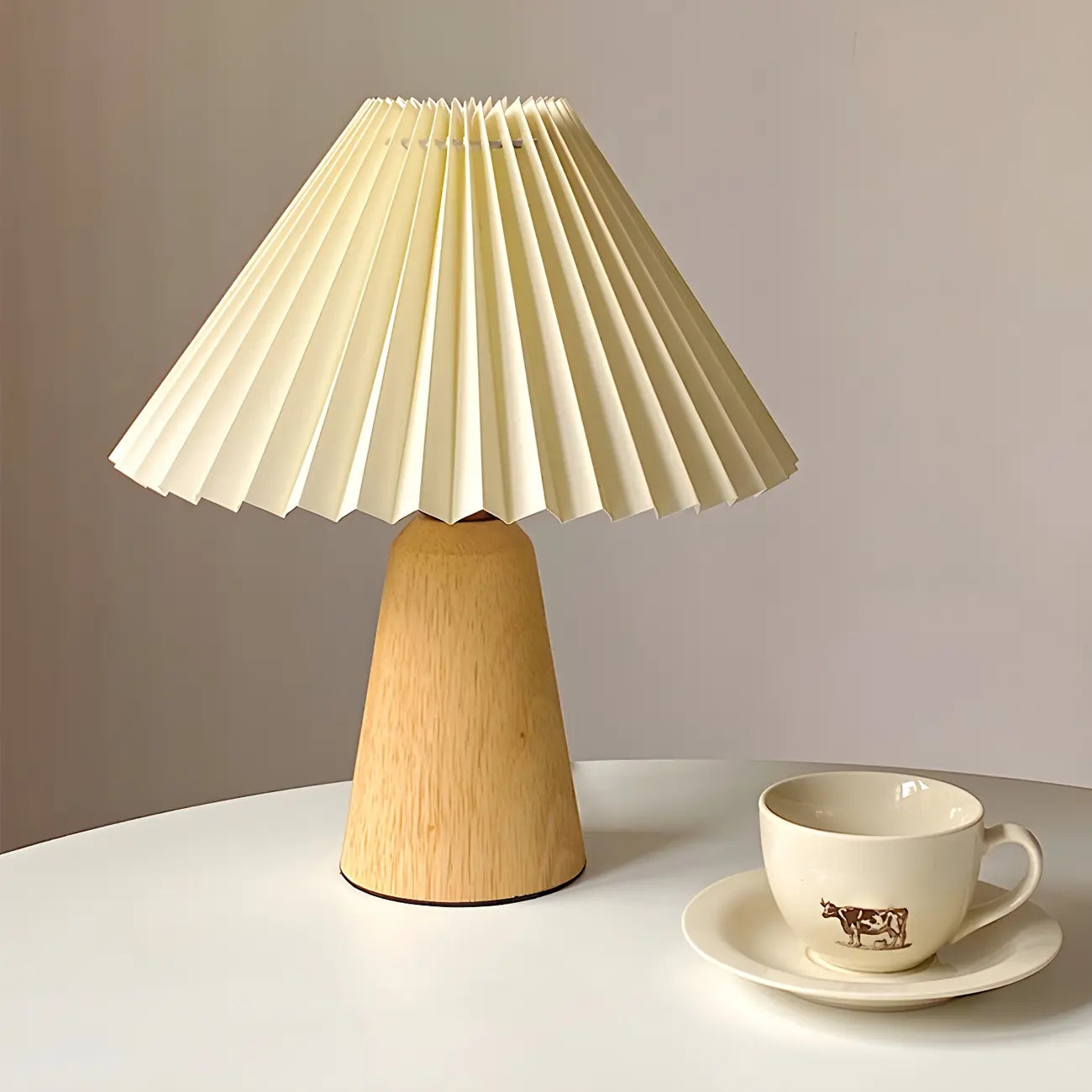 Lampe de table en bois massif beige nordique avec abat-jour conique en plastique et abat-jour conique.