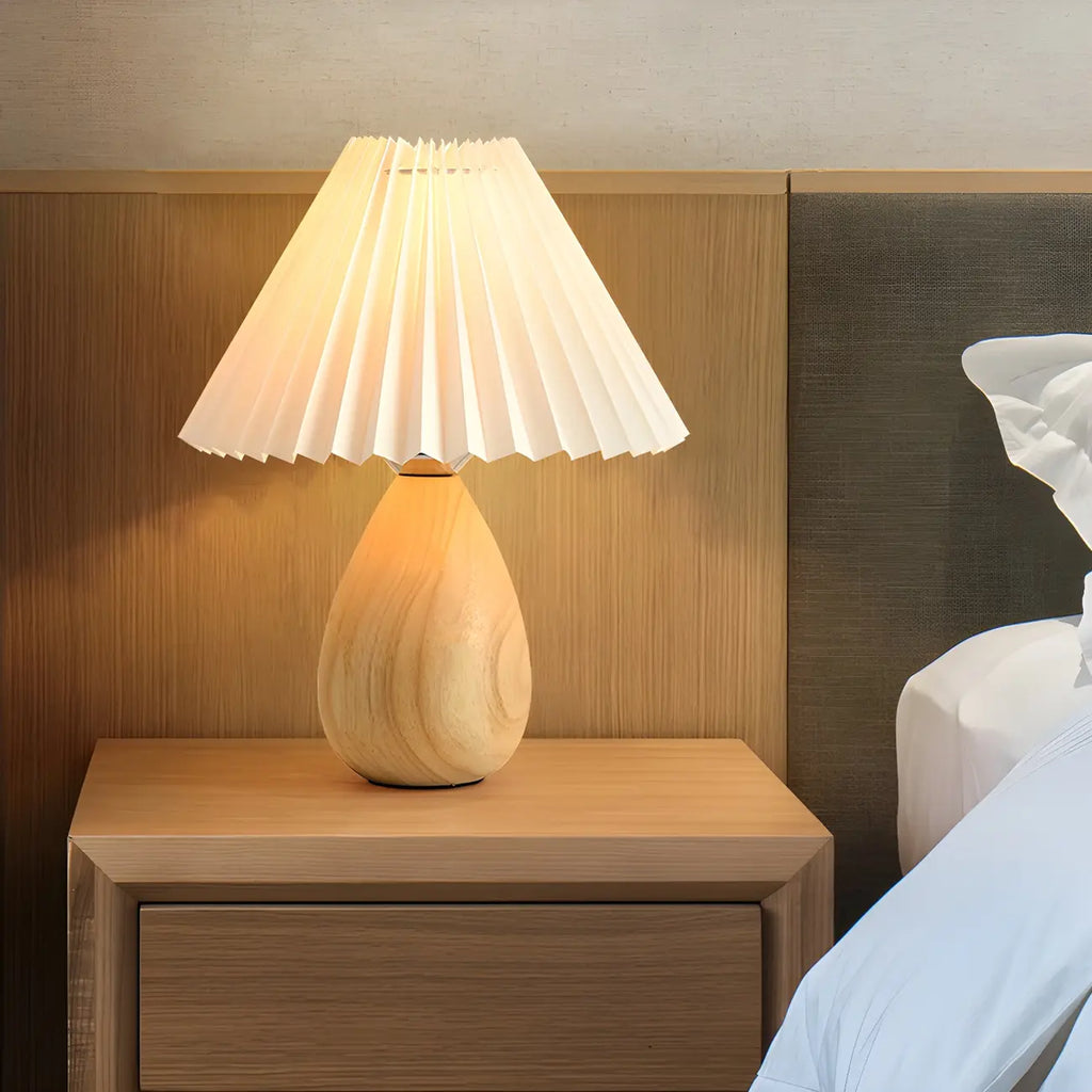 Lampe de table en bois massif beige nordique avec abat-jour conique en plastique et abat-jour conique.