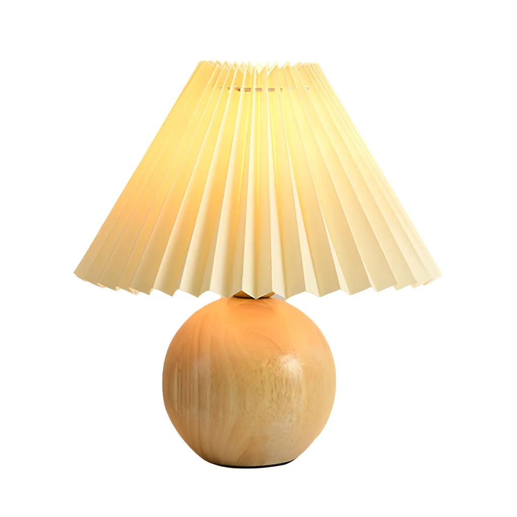 Lampe de table en bois massif beige nordique avec abat-jour conique en plastique et abat-jour conique.