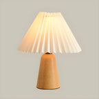 Lampe de table en bois massif beige nordique avec abat-jour conique en plastique et abat-jour conique.