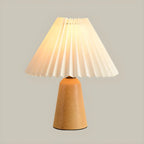 Lampe de table en bois massif beige nordique avec abat-jour conique en plastique et abat-jour conique.