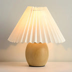 Lampe de table en bois massif beige nordique avec abat-jour conique en plastique et abat-jour conique.
