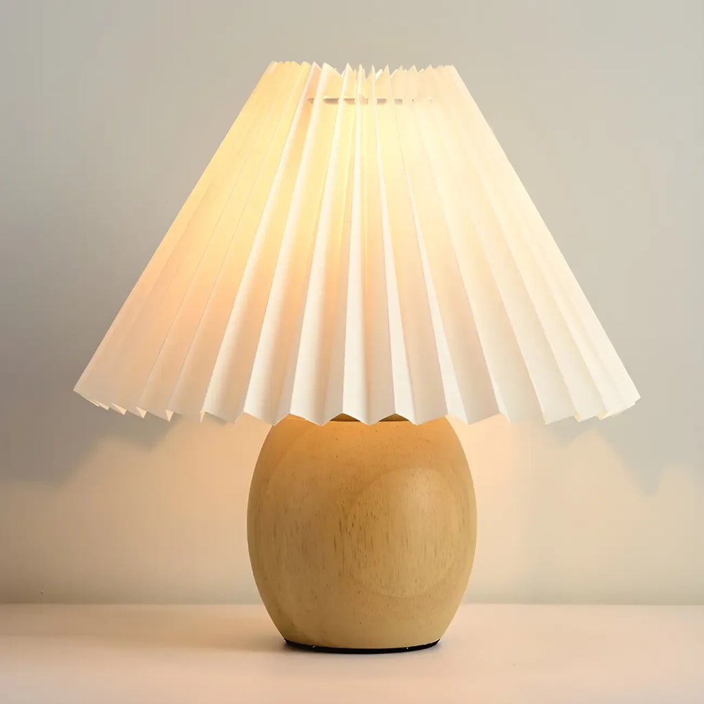 Lampe de table en bois massif beige nordique avec abat-jour conique en plastique et abat-jour conique.