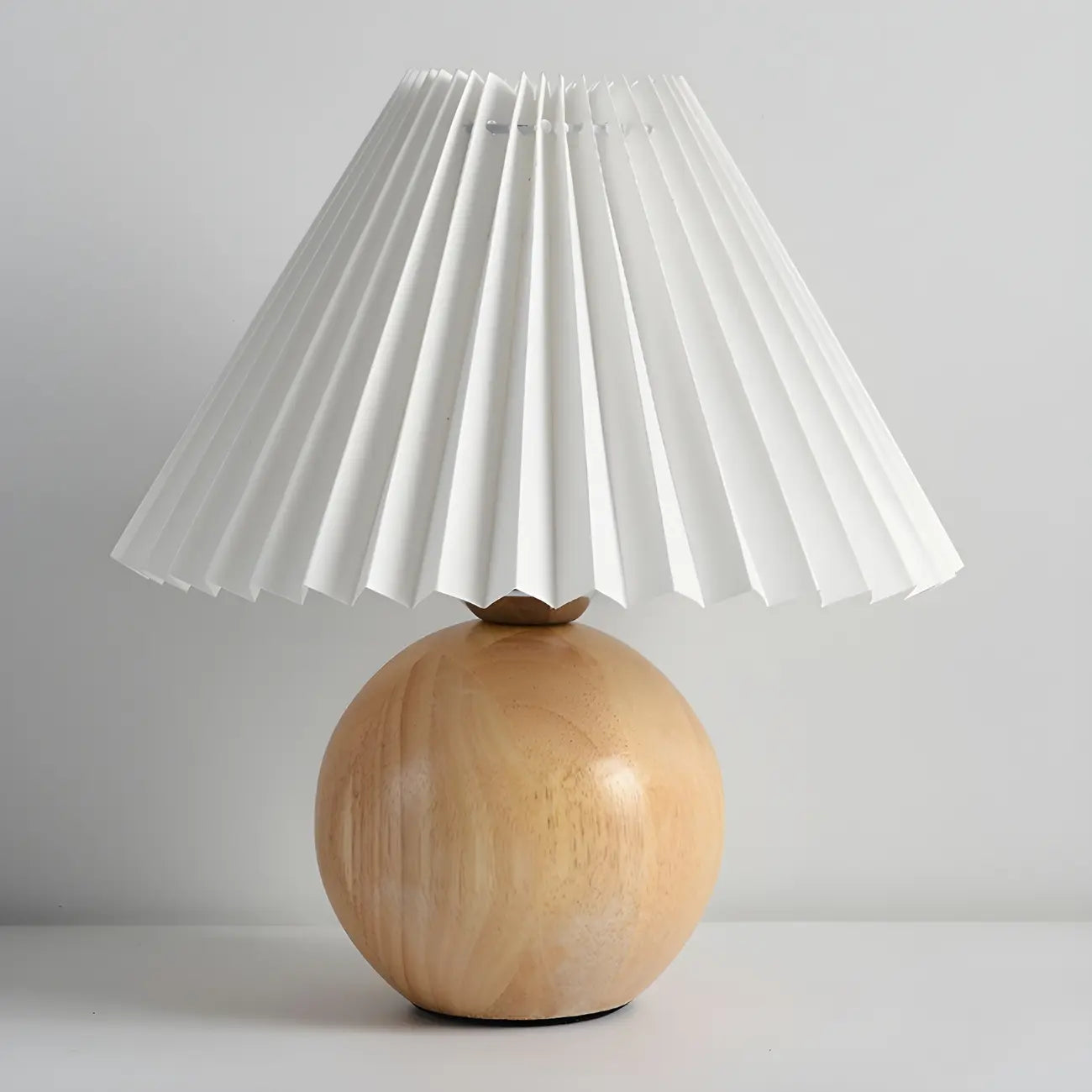 Lampe de table en bois massif beige nordique avec abat-jour conique en plastique et abat-jour conique.