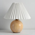 Lampe de table en bois massif beige nordique avec abat-jour conique en plastique et abat-jour conique.