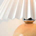 Lampe de table en bois massif beige nordique avec abat-jour conique en plastique et abat-jour conique.