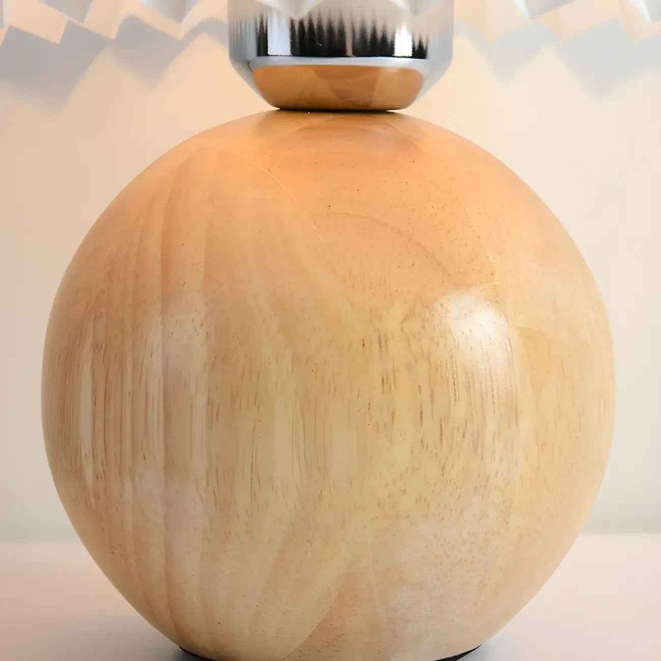 Lampe de table en bois massif beige nordique avec abat-jour conique en plastique et abat-jour conique.