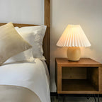 Lampe de table en bois massif beige nordique avec abat-jour conique en plastique et abat-jour conique.