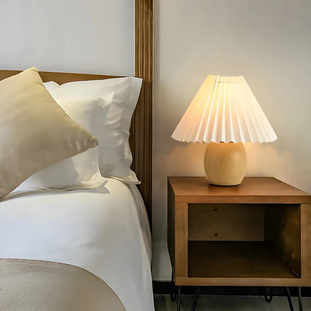 Lampe de table en bois massif beige nordique avec abat-jour conique en plastique et abat-jour conique.
