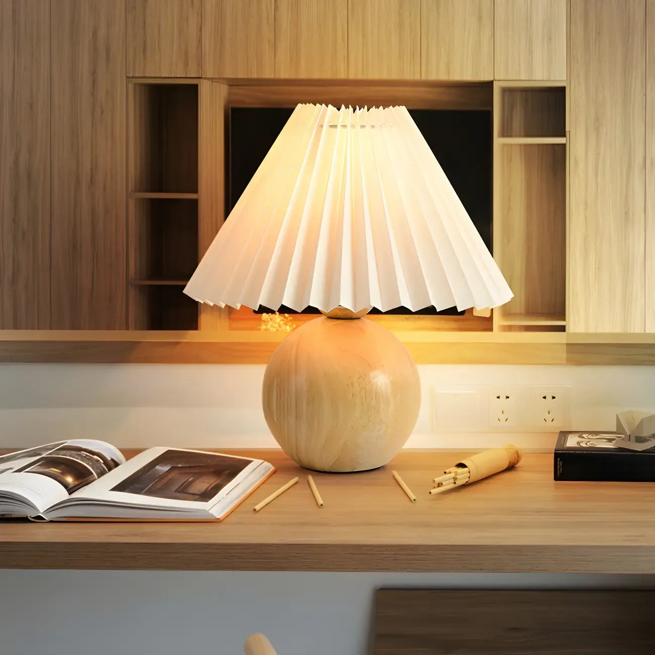 Lampe de table en bois massif beige nordique avec abat-jour conique en plastique et abat-jour conique.