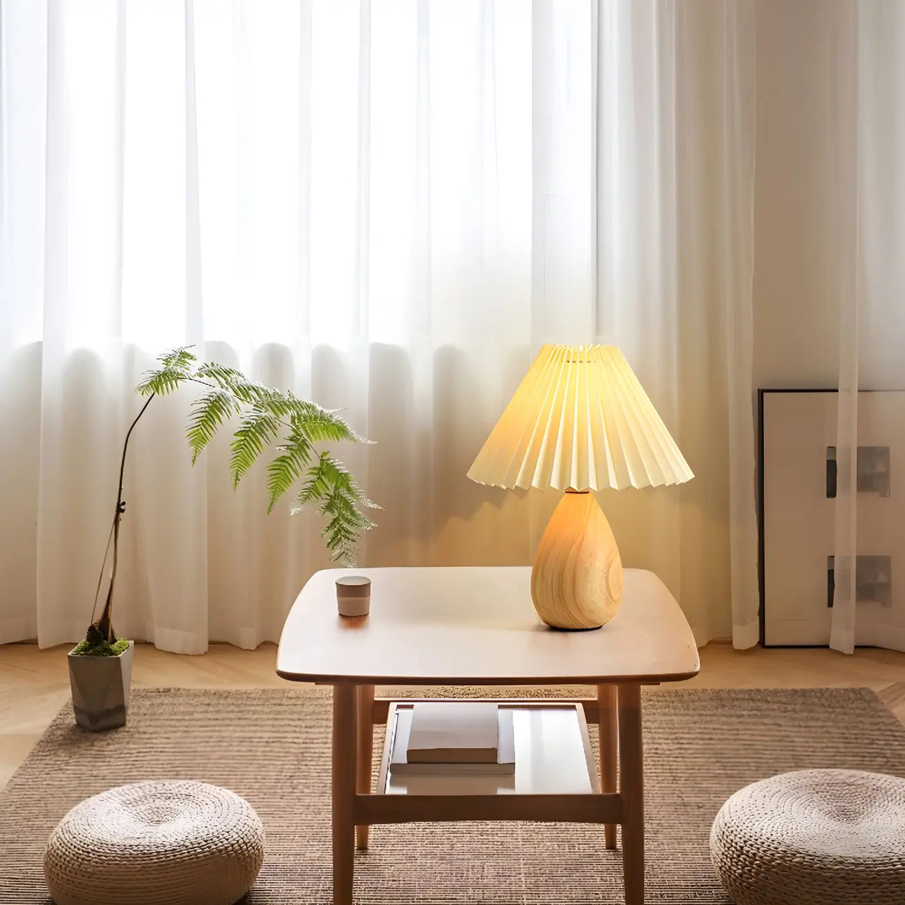 Lampe de table en bois massif beige nordique avec abat-jour conique en plastique et abat-jour conique.