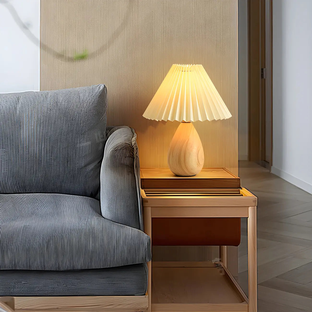 Lampe de table en bois massif beige nordique avec abat-jour conique en plastique et abat-jour conique.