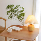 Lampe de table en bois massif beige nordique avec abat-jour conique en plastique et abat-jour conique.