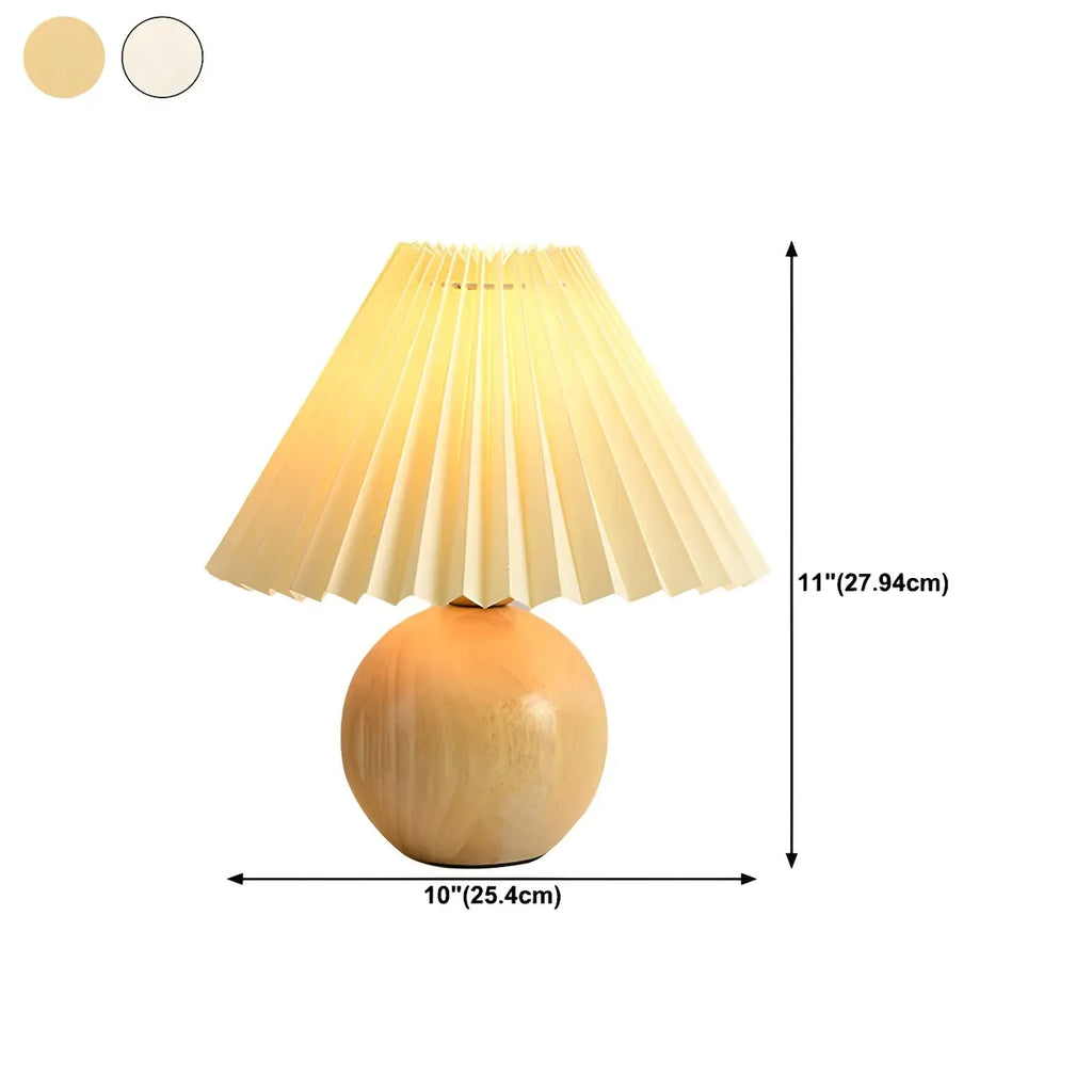 Lampe de table en bois massif beige nordique avec abat-jour conique en plastique et abat-jour conique.