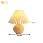 Lampe de table en bois massif beige nordique avec abat-jour conique en plastique et abat-jour conique.