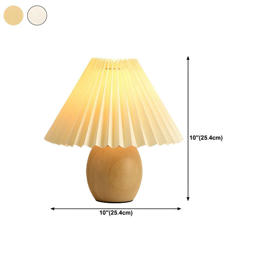 Lampe de table en bois massif beige nordique avec abat-jour conique en plastique et abat-jour conique.