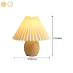 Lampe de table en bois massif beige nordique avec abat-jour conique en plastique et abat-jour conique.