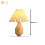 Lampe de table en bois massif beige nordique avec abat-jour conique en plastique et abat-jour conique.