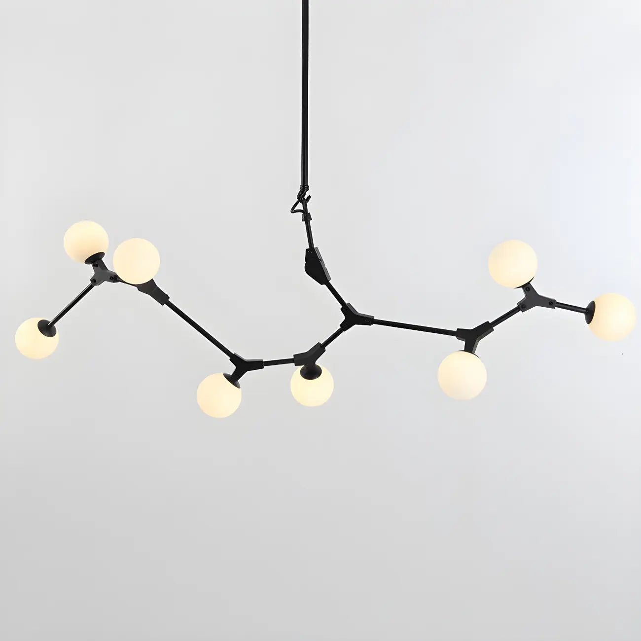 Lustre moderne à 8 lumières avec globe et branches noires, style îlot.