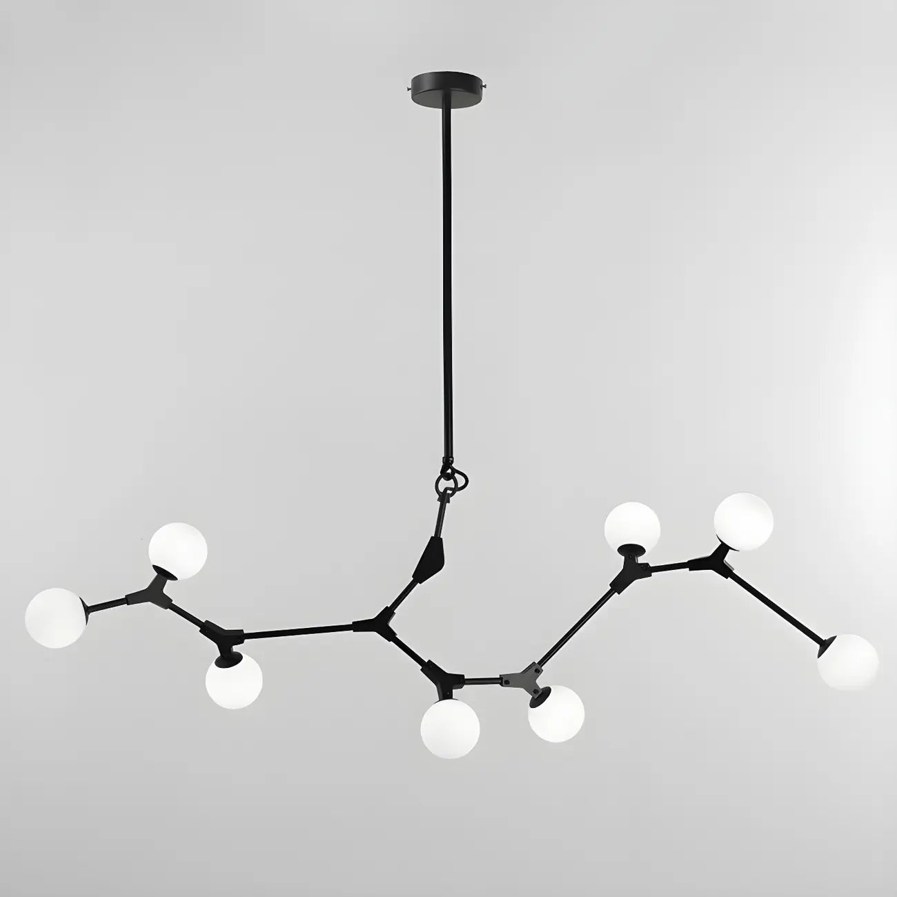 Lustre moderne à 8 lumières avec globe et branches noires, style îlot.