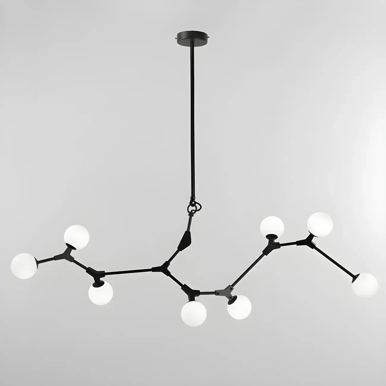 Lustre moderne à 8 lumières avec globe et branches noires, style îlot.