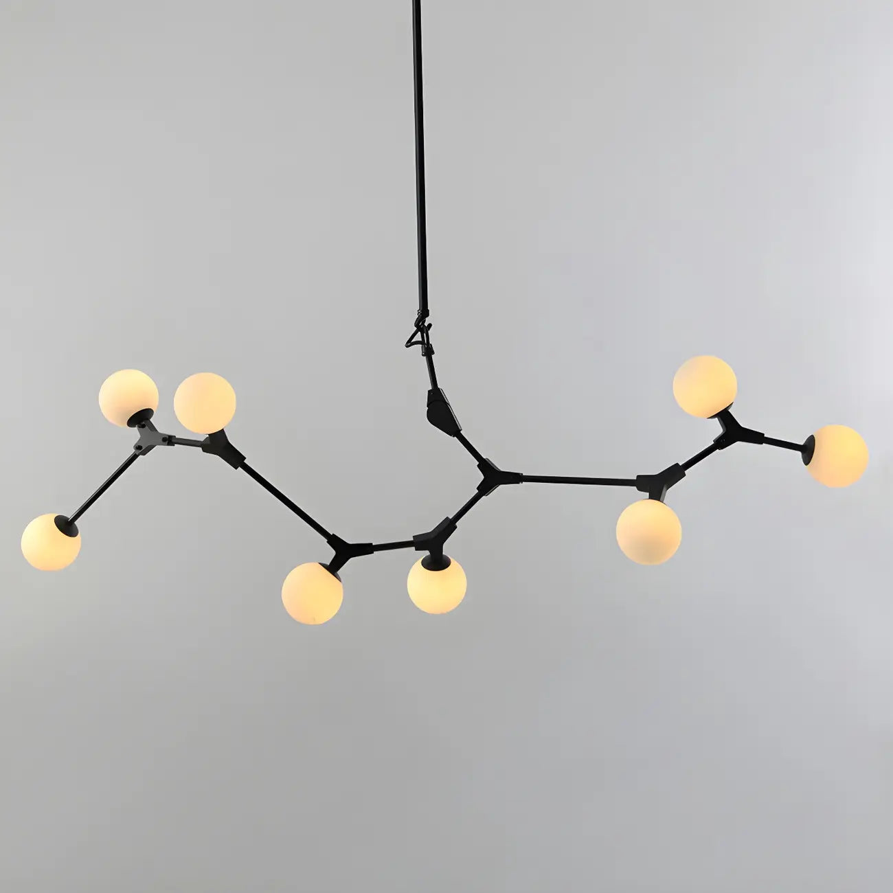 Lustre moderne à 8 lumières avec globe et branches noires, style îlot.