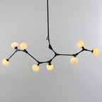 Lustre moderne à 8 lumières avec globe et branches noires, style îlot.