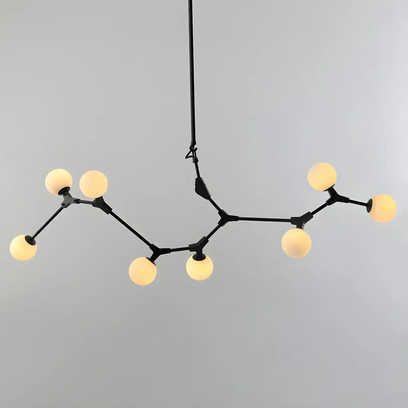 Lustre moderne à 8 lumières avec globe et branches noires, style îlot.