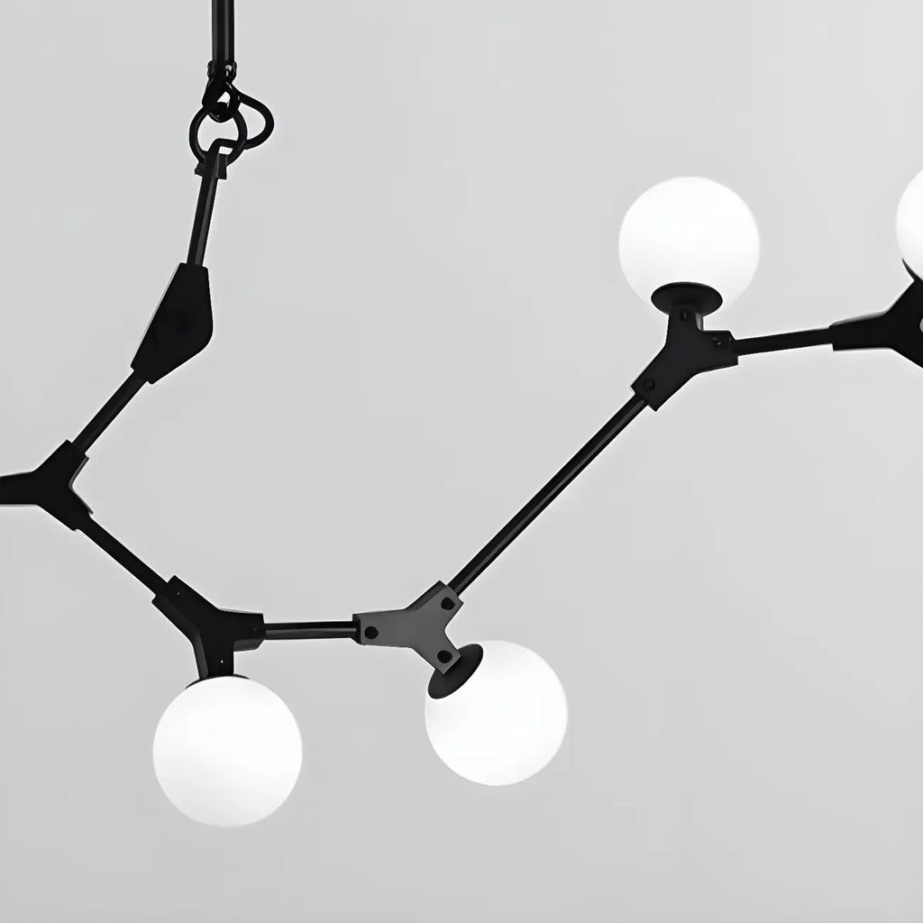 Lustre moderne à 8 lumières avec globe et branches noires, style îlot.