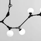 Lustre moderne à 8 lumières avec globe et branches noires, style îlot.