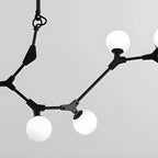 Lustre moderne à 8 lumières avec globe et branches noires, style îlot.