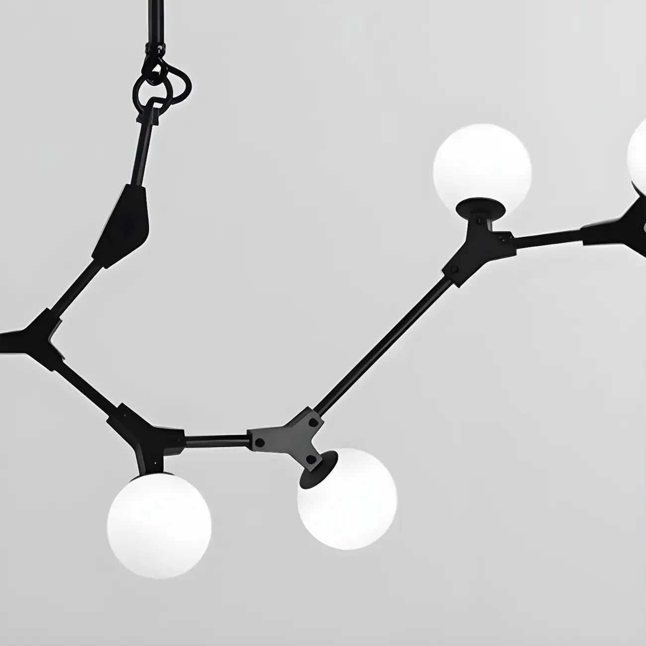 Lustre moderne à 8 lumières avec globe et branches noires, style îlot.